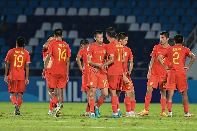 赛后U17国足球员相互鼓励 CFP供图