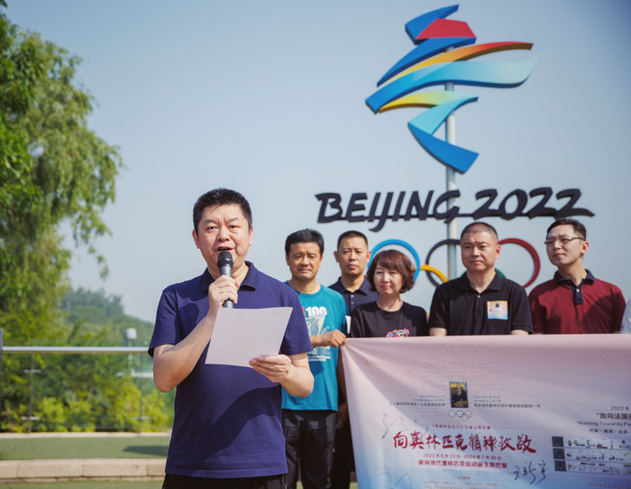 新京报社党委书记、社长刘军胜宣读国际奥委会主席巴赫来信。新京报记者 王子诚 摄