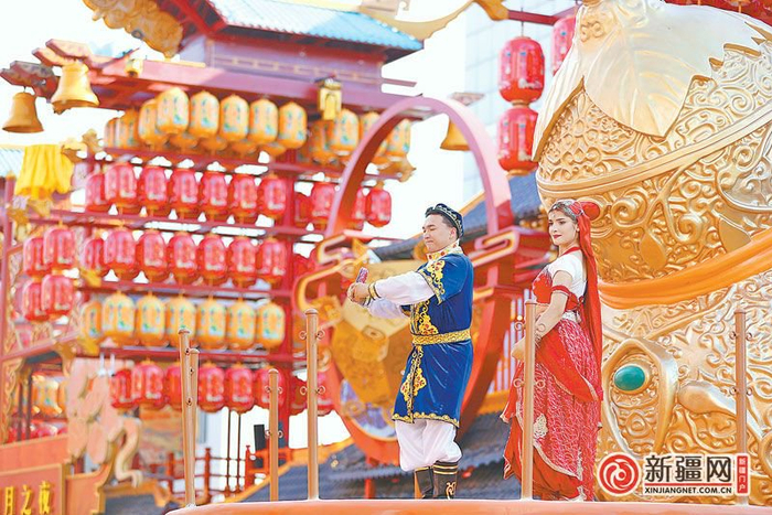 6月22日，水磨沟区天山明月城开城。图为演员在国风舞台上表演民族舞。（全媒体记者石磊摄）