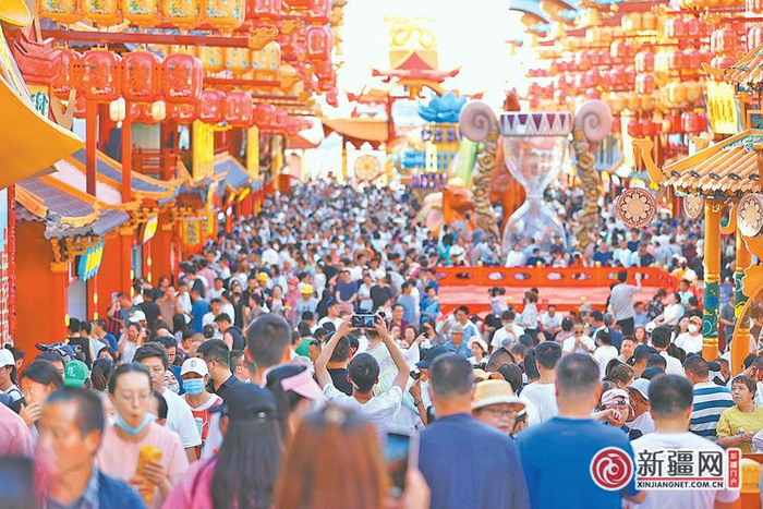 6月22日，水磨沟区天山明月城开城，游客们沉浸式体验汉唐风。 　　（全媒体记者石磊摄）