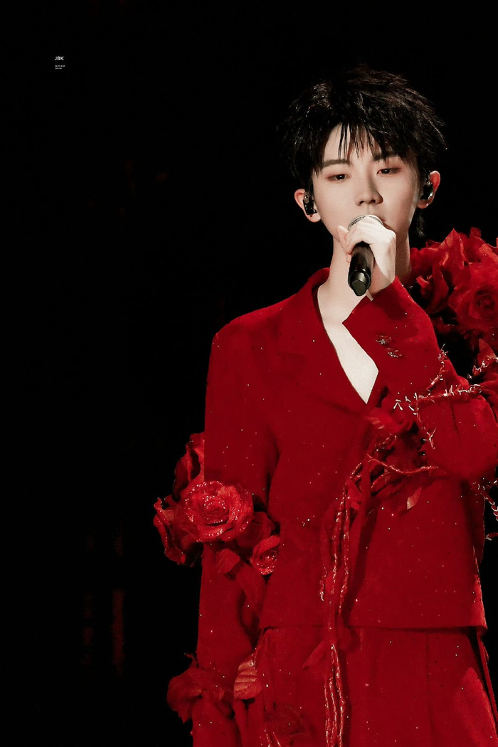 马嘉祺这组红衣造型好惊艳,带刺的红玫瑰,绝美