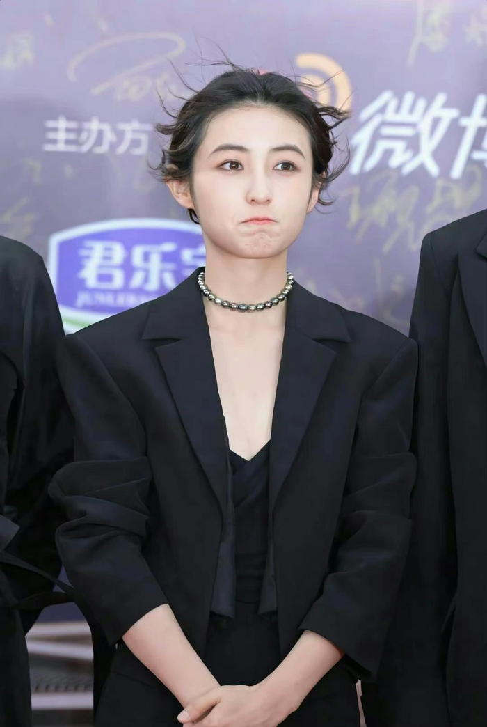 张子枫撞脸小魔女蒙娜,这就是一模一样吧|张子枫_新浪新闻