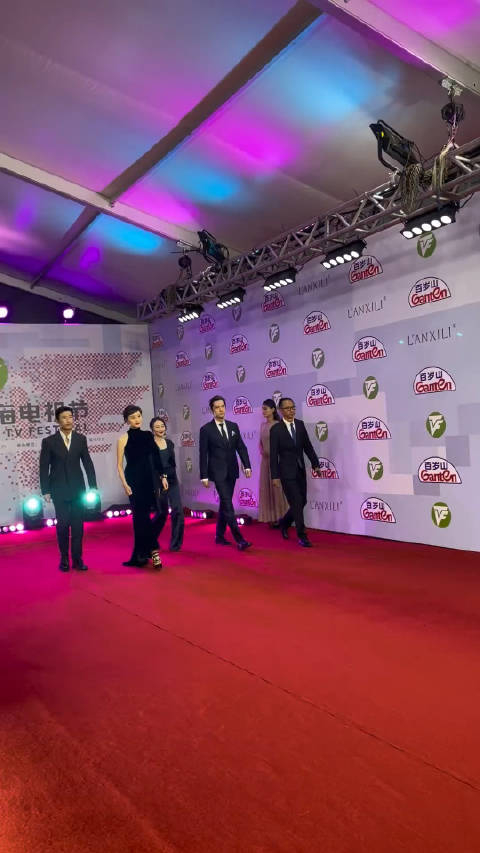胡歌吴越 亮相白玉兰奖红毯