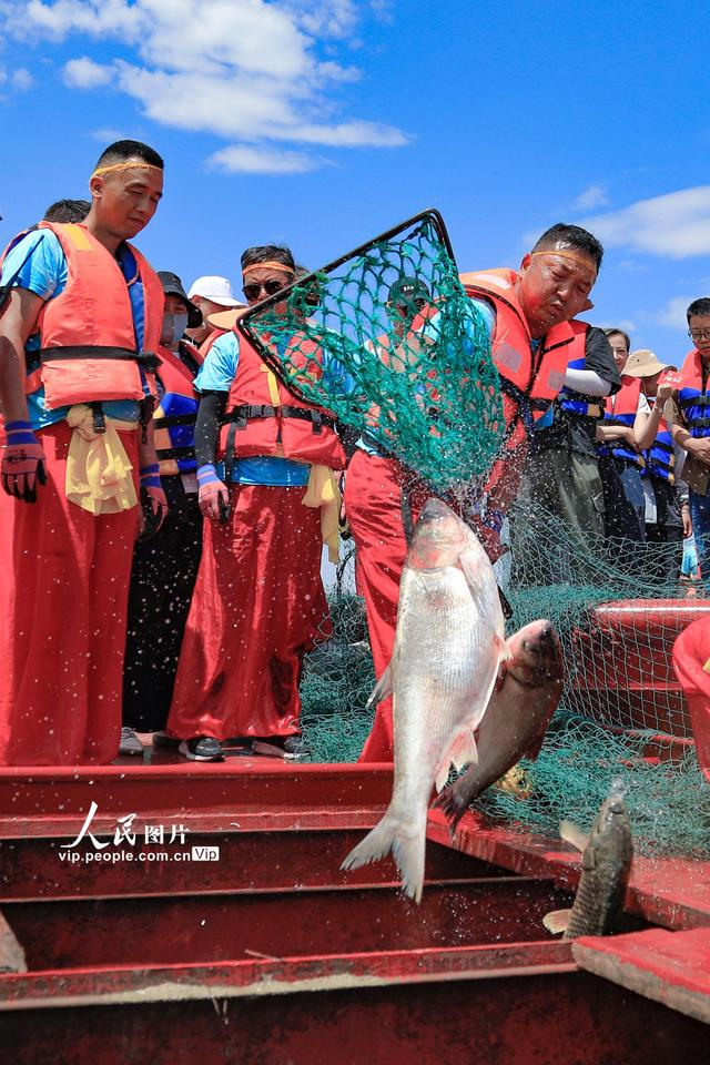 新疆博湖博斯腾湖巨网捕鱼
