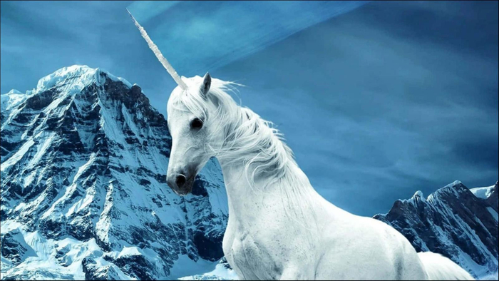 站在雪山前的白色独角兽（图片来源：免费商用图库Wallpapers）