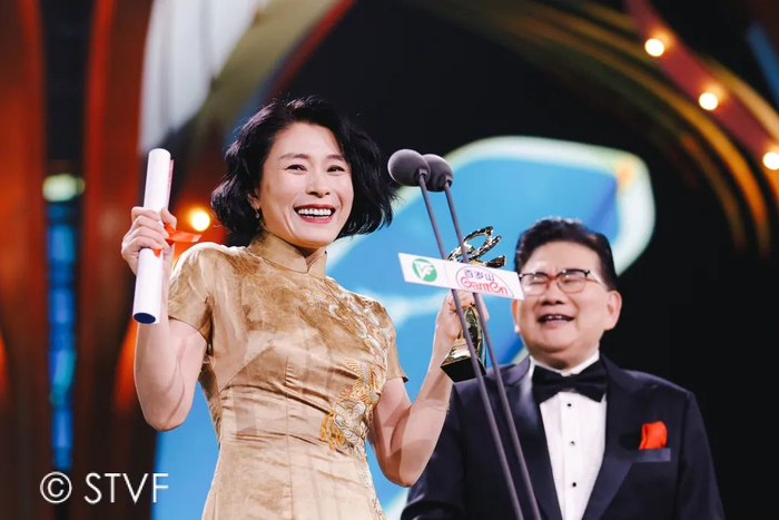 “锅姨”刘丹获得白玉兰最佳女配角奖