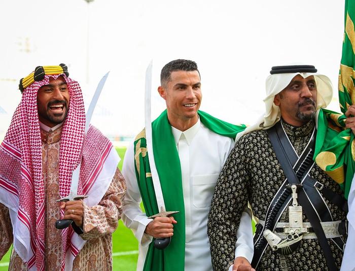 C罗参加沙特民俗活动。