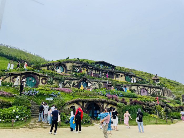 草原上的霍比特小屋成为网红打卡地。本报记者石滢琪摄