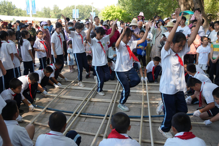 小学生们跳起了长哨营满族乡的传统“杨木杆”舞蹈。新京报记者 王巍 摄