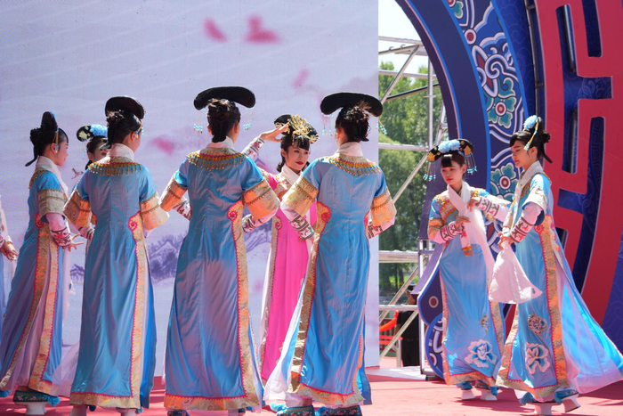 端午节当天，怀柔区汤河口镇民俗活动现场，演员们表演满族舞蹈。新京报记者 王巍 摄