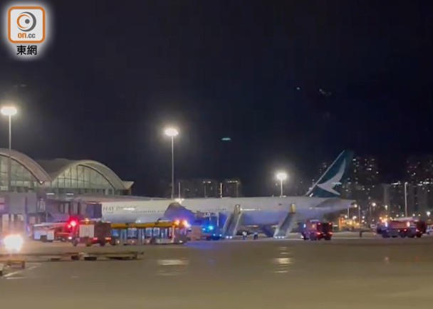 6月24日凌晨，国泰航空一架赴美飞机在香港机场疑因轮胎发生故障，中止起飞。图源：香港东网