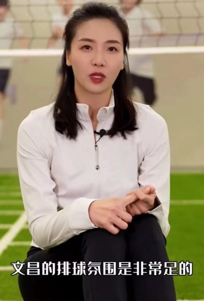 看到他们在街头打排球现场氛围非常火爆"惠若琪则对草根选手的技术赞