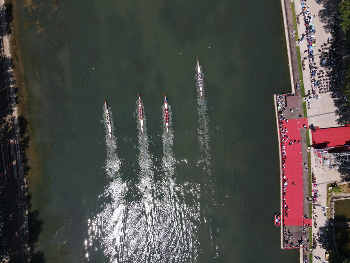 航拍汤河口镇龙舟赛事现场。新京报记者 王巍 摄