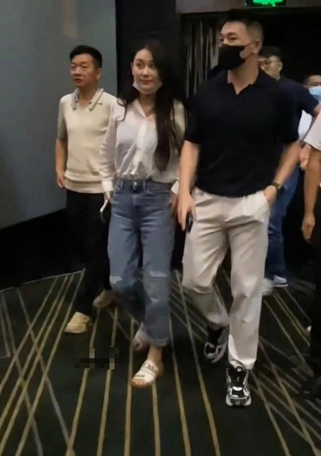 而她的老公何捷也打扮休闲,尽管一直戴着口罩,但仍然能够看出他的五官