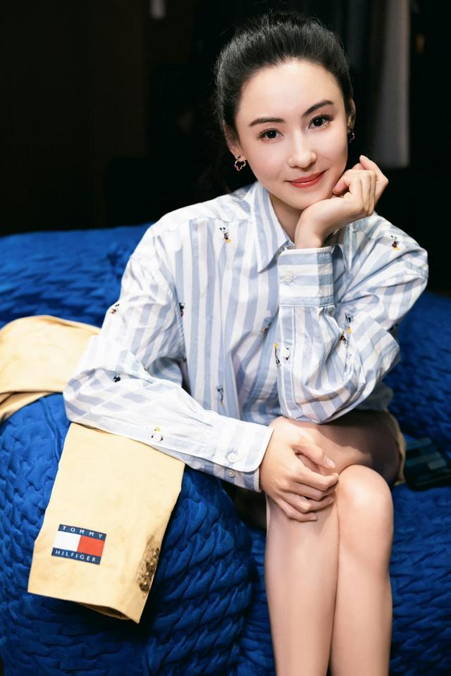 张柏芝骨相真抗老穿黑裙配恨天高气质完全不像43岁