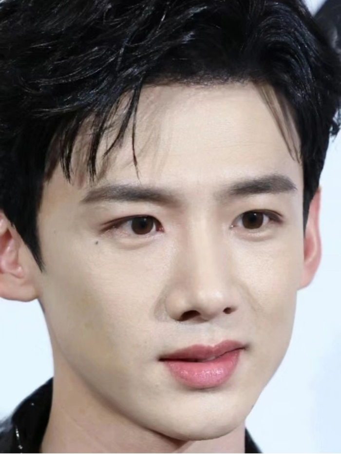 白敬亭的嘴唇是心形的啊|白敬亭_新浪新闻