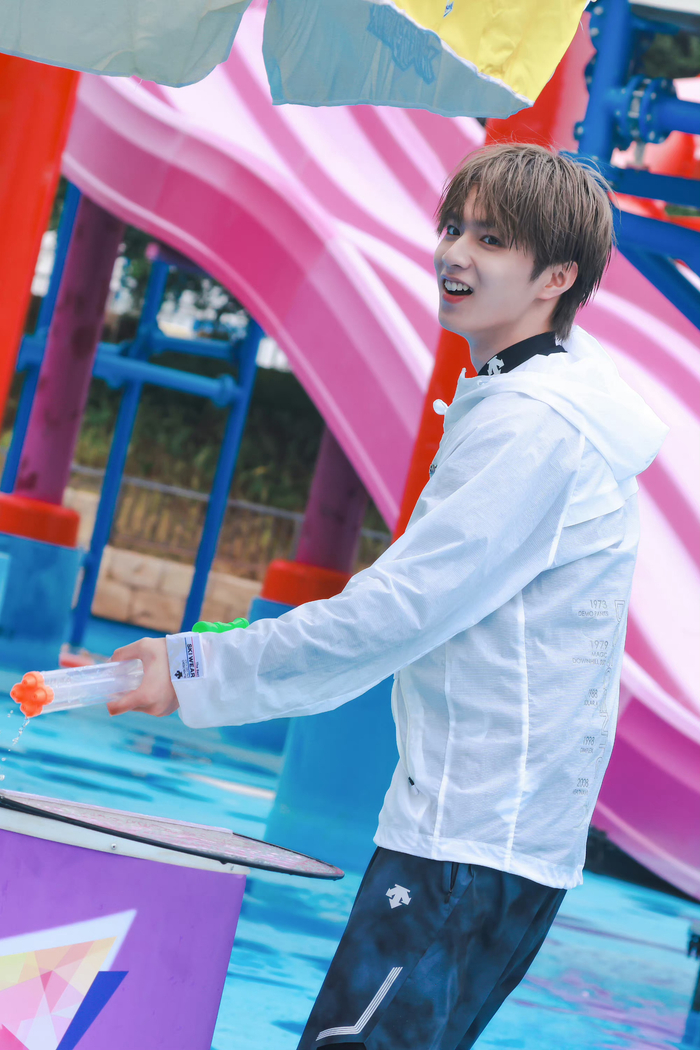 刘耀文玩水枪花絮照～ 湿发帅哥,笑得好开心啊