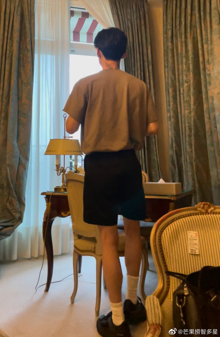 芜湖 看上白敬亭的腿了……|白敬亭_新浪新闻