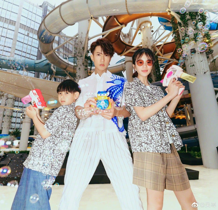 和吴尊差半头,旁边的max也高了不少……|neinei|吴尊_新浪新闻