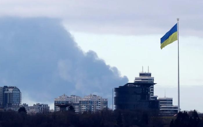 ▲2022年2月27日，俄乌军事冲突爆发后，乌克兰首都基辅上空弥漫着浓烟。图/新华社