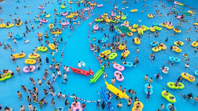 ▲武汉玛雅海滩水公园上演别开生面的“海岛大作战”。 摄影：陈明