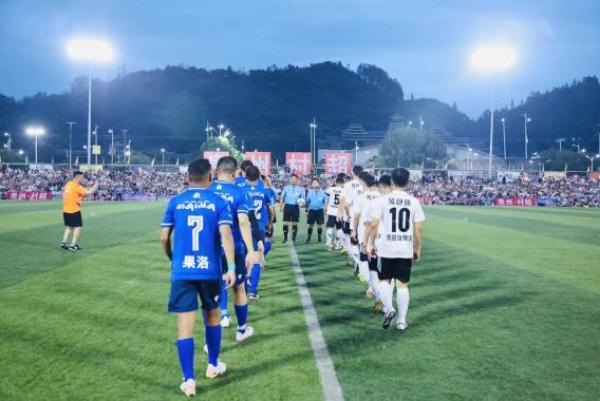 来自果洛的队伍登上“村超”赛场。 本文图片 新华社