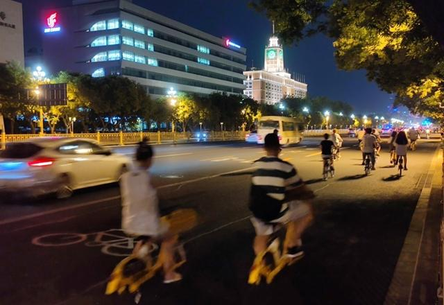 ▲端午假期，北京市民游客青睐夜间骑车慢行出游。 摄影：田永治