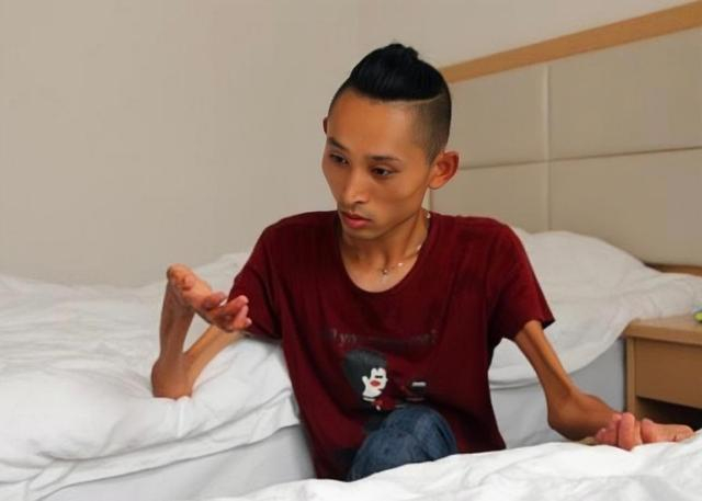 张为:16岁患渐冻症,28岁登泰山,30岁娶漂亮老婆,怎么办到的?|家庭_新