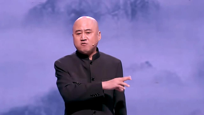 方清平表演单口相声直接讽刺社会怪象一本正经说瞎话