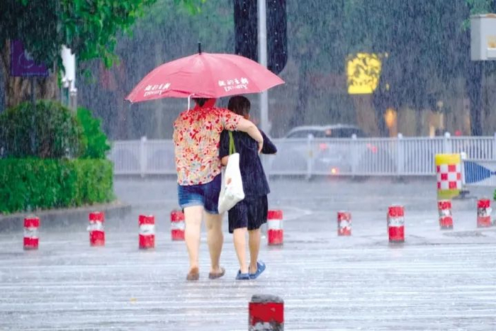 端午节假期最后一天，“龙舟水”在南宁再次发威，市民撑伞出行。记者 宋延康 摄