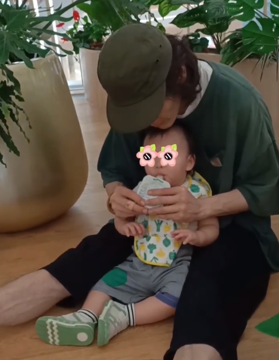 向佐喊郭碧婷大小姐却自称保姆,罕晒儿子正脸,向笙眼睛又大又亮