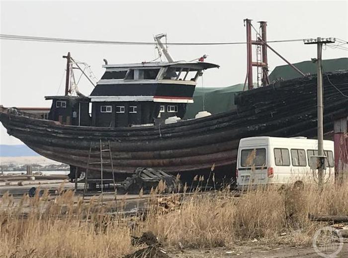 被打捞上岸的“冀昌渔06092”船