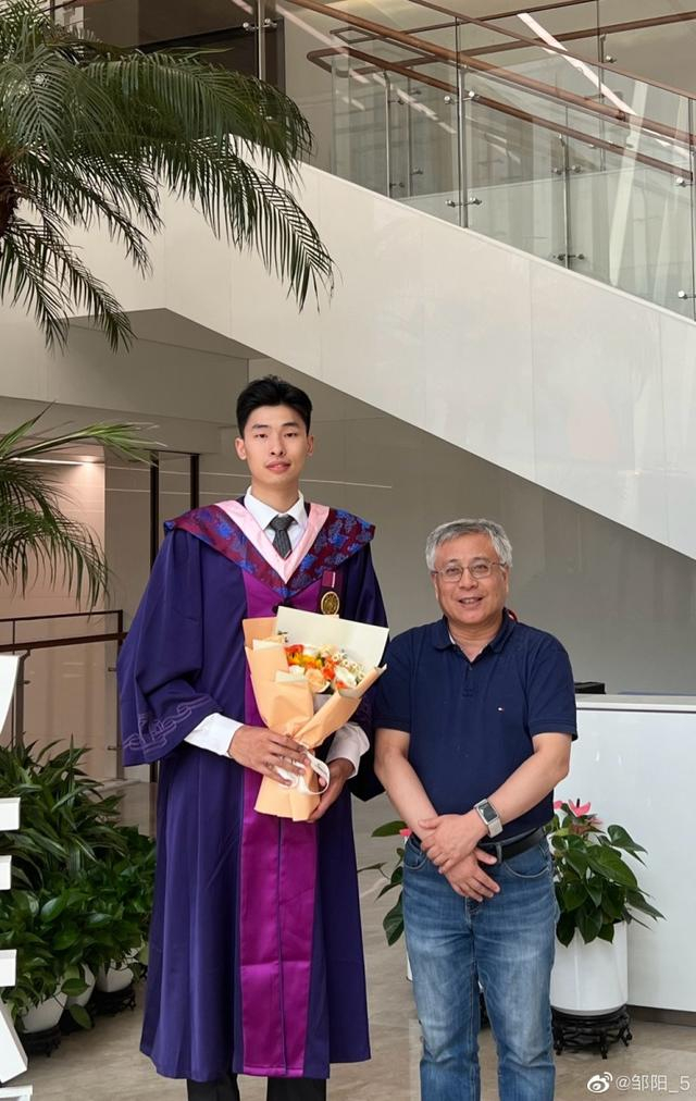 邹阳更博晒毕业照:在酷热的夏日里告别 倒数第二次毕业快乐|邹阳|清华