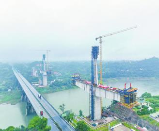 泸州沱江铁路特大桥施工现场。李皖皓 摄