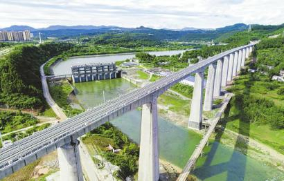 　　已完成铺轨的汉巴南铁路巴中段恩阳河特大桥。付海旭 摄（C视觉）