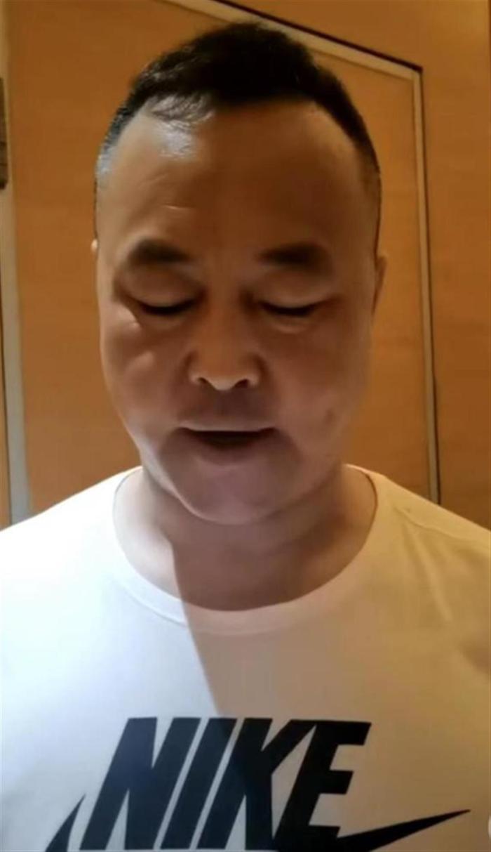 李洪军在网络视频上实名举报。