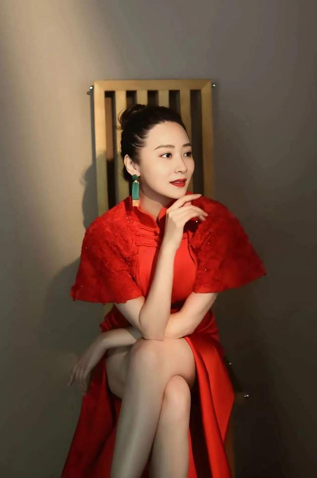 曲栅栅走出狂飙美得惊人穿旗袍身材太有料网友低估她了