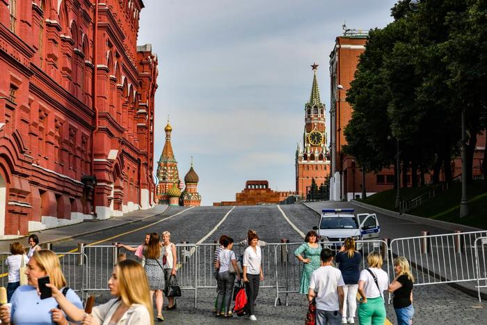 6月25日，游客在俄罗斯莫斯科红场附近游玩。