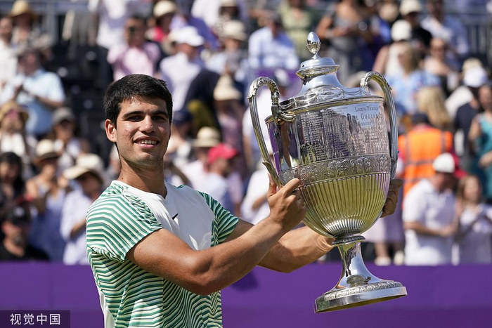 阿尔卡拉斯拿下职业生涯首个草地赛事冠军。