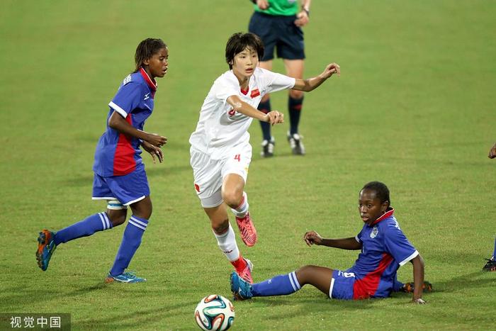 2014年，涂琳儷（中）代表中國(guó)女足參加南京青奧會(huì)。