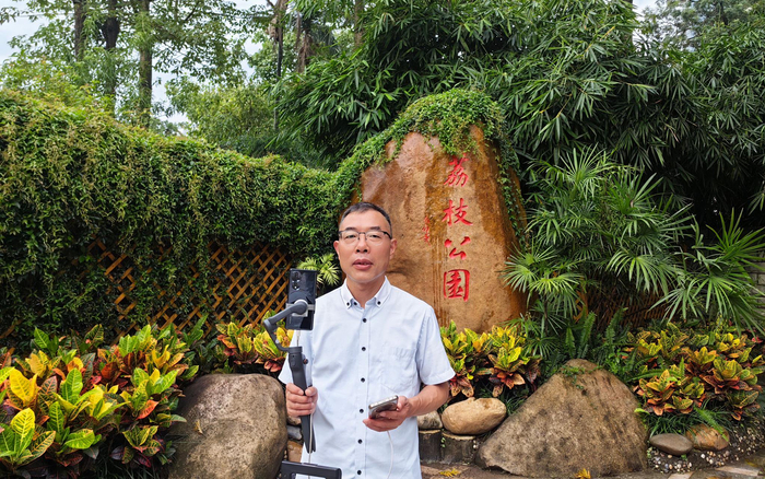 寻子22年的雷武泽在深圳市荔枝公园。受访者供图