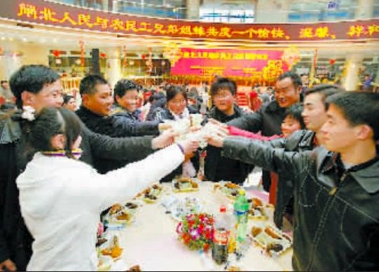 2008年2月6日，多名滞留在沪的外来务工者在长途客运大厅吃了一顿别开生面的年夜饭。（资料图  金定根 摄）