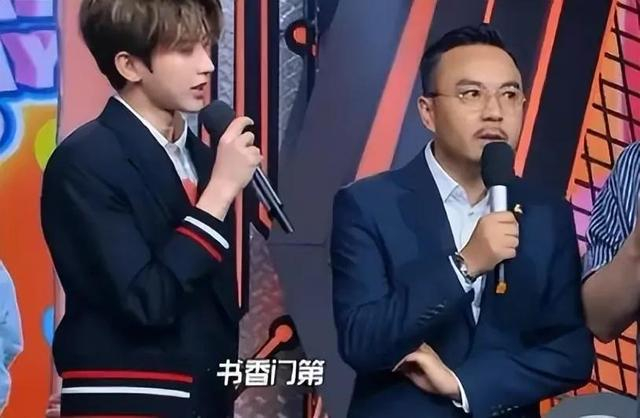 蔡徐坤的爸爸蔡德华经商,妈妈徐静早年是歌舞团的舞蹈演员.
