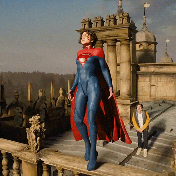 《闪电侠》"超女"sasha calle火辣战服引关注!戏外身材更养眼?