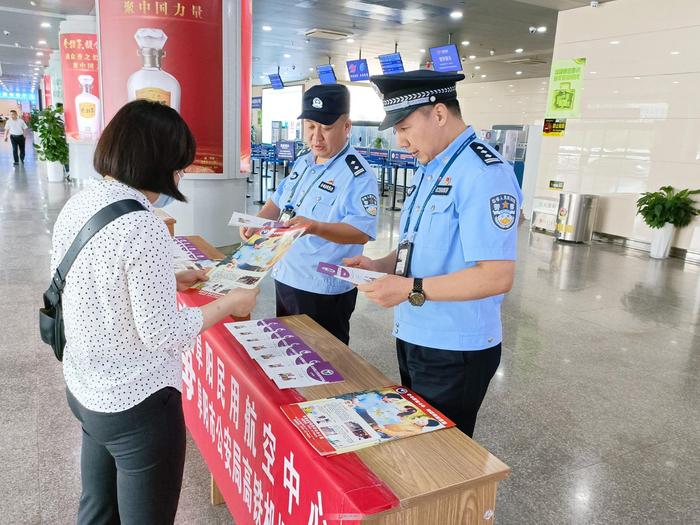 禁毒日即將到來之際,阜陽市公安局高鐵機場分局聯合阜陽民用航空中心