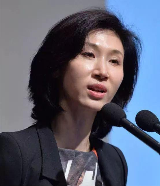 作为韩国前总统的女儿,卢素英名校毕业见多识广,要颜值有颜值,要脑子