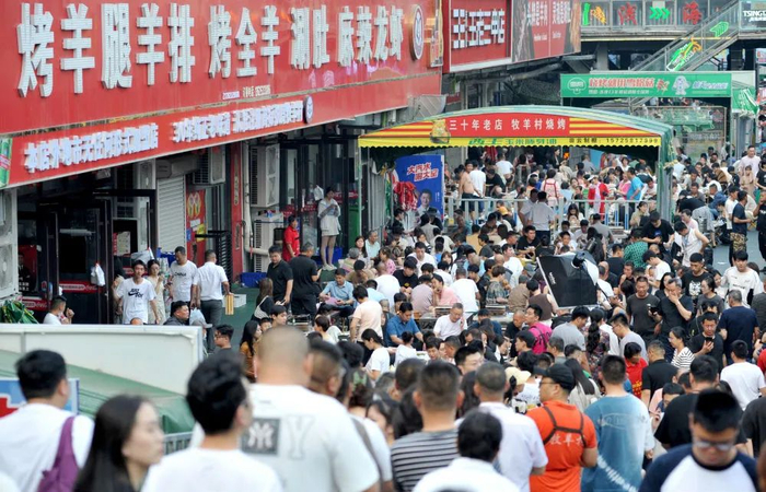 6月17日，山东淄博，汇聚众多淄博烧烤店的浅海美食城，食客盈门