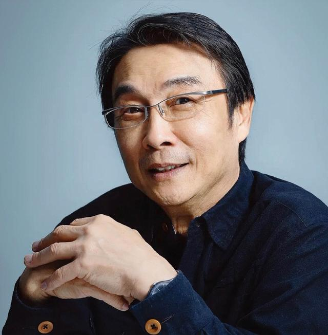 香港知名老戏骨宣布复出,近照精神状态佳,意外跌倒后休养两年