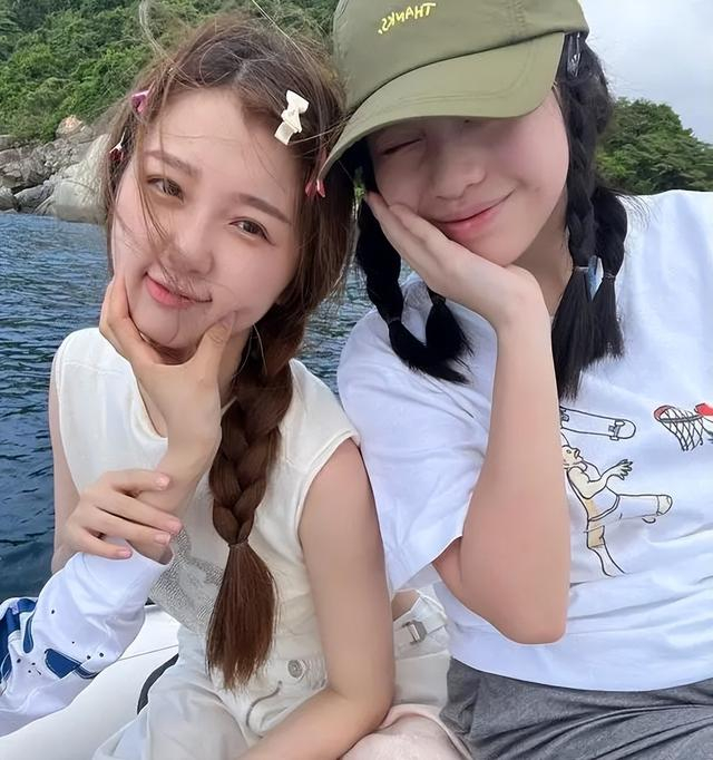 刘銮雄不再虚弱久违现身富豪聚会由甘比陪着跟李嘉欣闺蜜合影