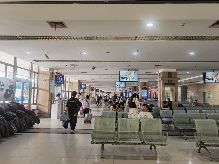上海长途客运总站内，乘客们正在候车。